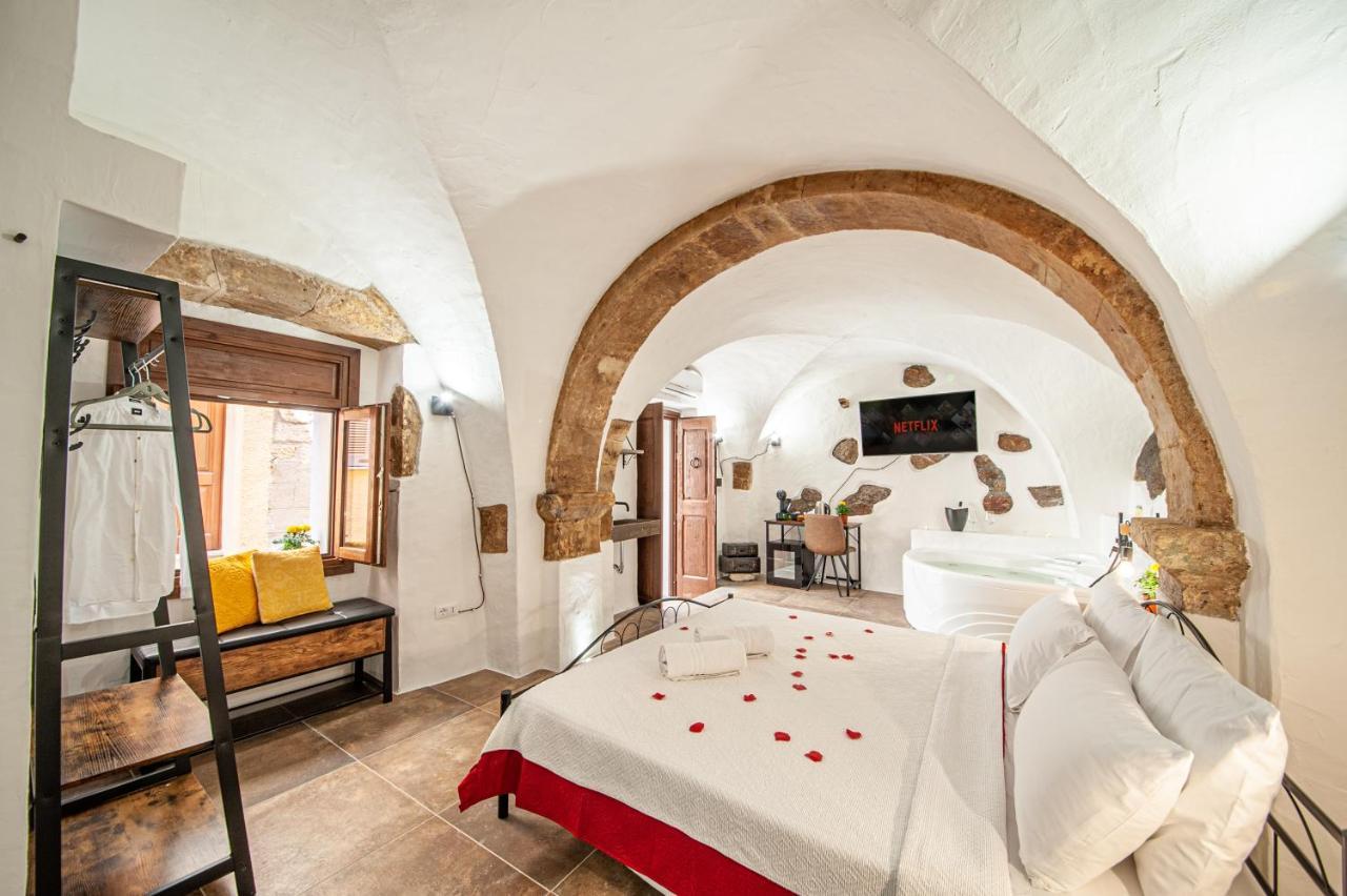 Romantic Loft With Jacuzzi In The Castle Кастельсардо Экстерьер фото